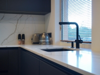 FENIX NTM MATTMUST KÖÖGIMÖÖBEL CALACATTA KIVITÖÖPINNAGA